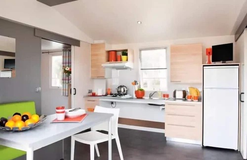Saint-Cricq Haus | Camping Lac de Thoux* - Classic Pavilion 30m² - 3 Ad + 1 Child - for people with reduced mobility - air conditioning - TV 4 people