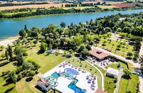 Saint-Cricq Haus | Camping Lac de Thoux* - Classic Pavilion 30m² - 3 Ad + 1 Child - for people with reduced mobility - air conditioning - TV 4 people