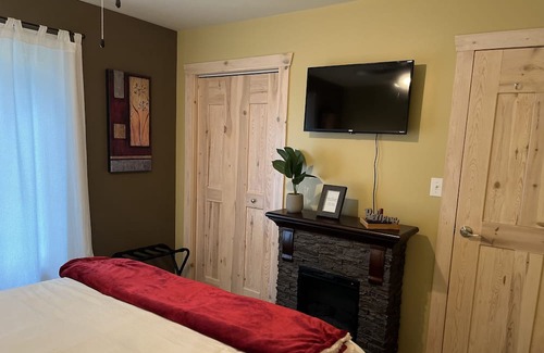 Division No. 4 Kabine | Private cabin with hot tub and gazebo located at beautiful Rock Lake, MB