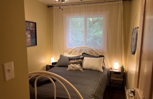 Division No. 4 Kabine | Private cabin with hot tub and gazebo located at beautiful Rock Lake, MB