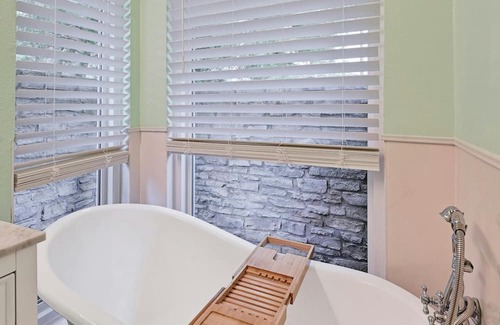 Manchaca Haus | Manchaca Home with Pool & Spa - Red Door Ranch!