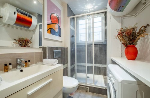 Quartier de la Folie-Mericourt Wohnung | Creative Bohemia, by Veeve