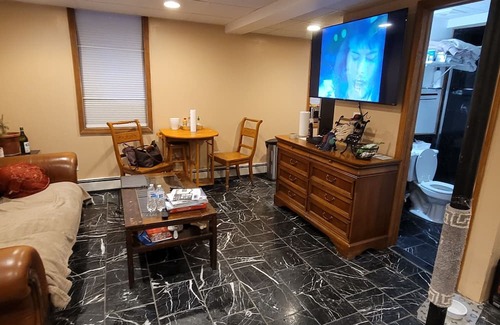 Halesite Wohnung | Studio large room, kitchenette, full bath, off street parking 1 car