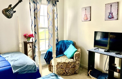 Boonsboro Haus | SRV Room @ Music House Please Read! Half-Bath Only!