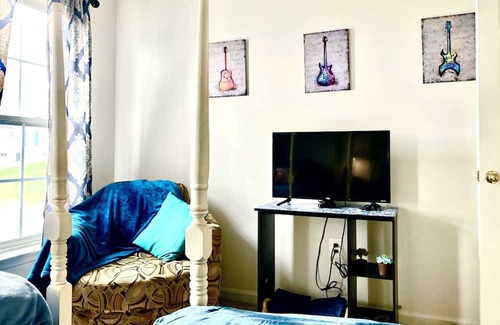 Boonsboro Haus | SRV Room @ Music House Please Read! Half-Bath Only!