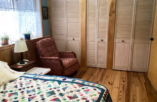 Laurium Haus | New listing! Lake view home available for MTU graduation weekend.