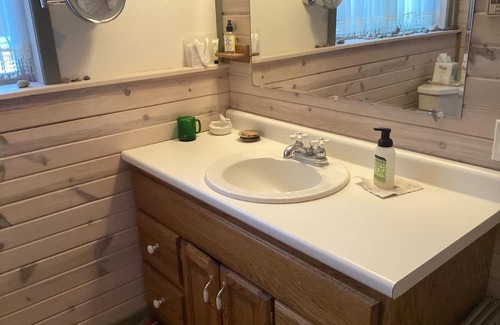 Laurium Haus | New listing! Lake view home available for MTU graduation weekend.