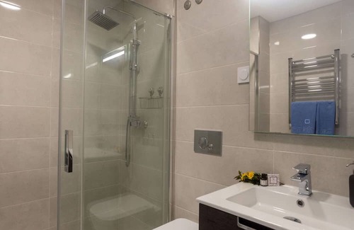 Palhais Wohnung | Beautiful apartment for 4 people with WIFI, A/C, TV and balcony