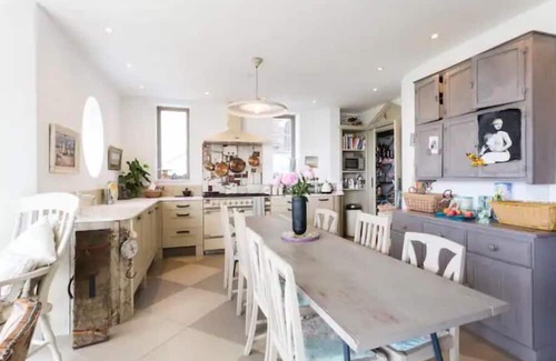 Portishead Haus | Captivating 7-Bed House in Bristol