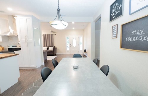 Glendale Haus | 9.4 Miles From Downtown Glendale