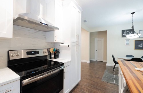 Glendale Haus | 9.4 Miles From Downtown Glendale