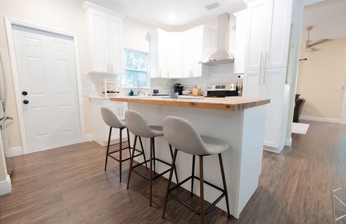 Glendale Haus | 9.4 Miles From Downtown Glendale