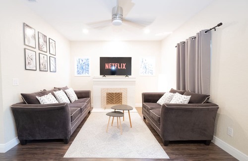 Glendale Haus | 9.4 Miles From Downtown Glendale