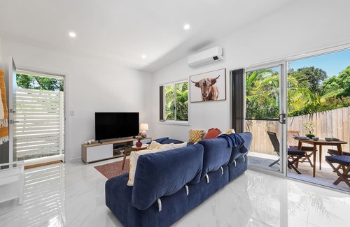 North Curl Curl Hütte | Seaside Cottage - Relaxing, quiet and private.