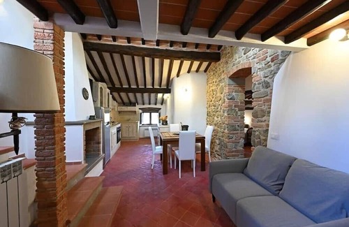 Castelnuovo dei Sabbioni Haus | Vrbo Property