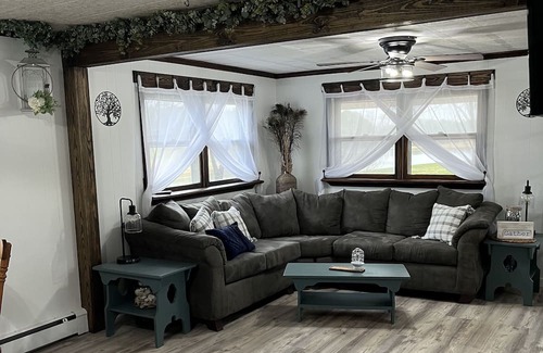 Yale Sonstige | Farmhouse on 80 acres. Pond with fishing