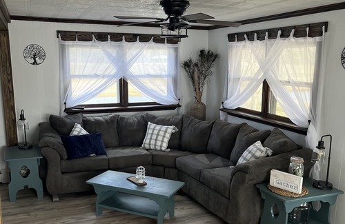 Yale Sonstige | Farmhouse on 80 acres. Pond with fishing