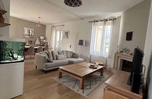 Bron Haus | Maison Familiale Avec Piscine Proche de Toutes Commodités à 10 min de Lyon !
