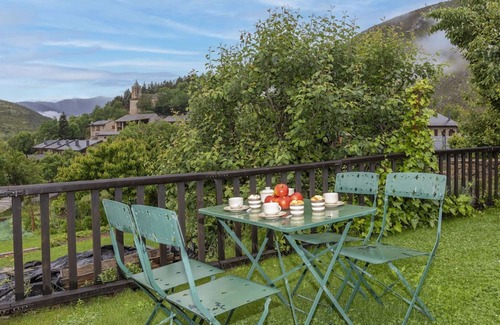 Olopte Haus | Beautiful private villa for 2 guests with TV and patio