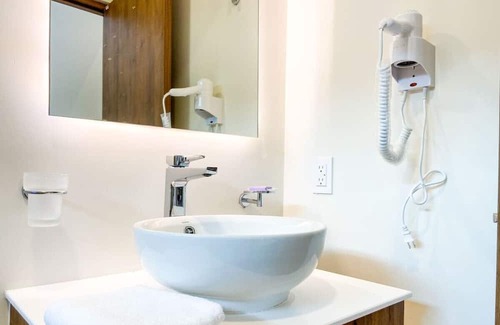 Zama Wohnung | Spacious Room PH w/Private Pool & Terrace, Gym
