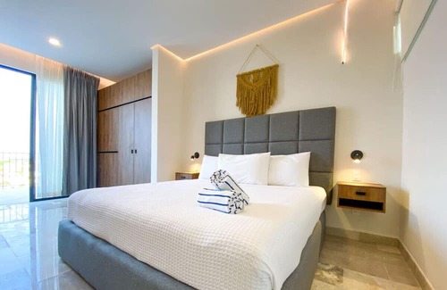 Zama Wohnung | Spacious Room PH w/Private Pool & Terrace, Gym