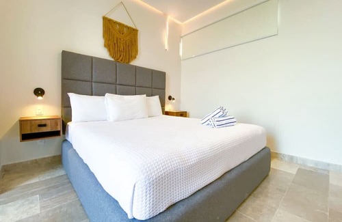 Zama Wohnung | Spacious Room PH w/Private Pool & Terrace, Gym
