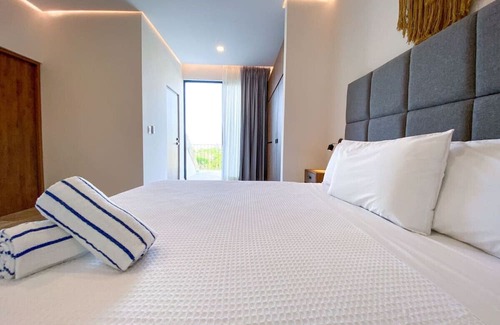 Zama Wohnung | Spacious Room PH w/Private Pool & Terrace, Gym