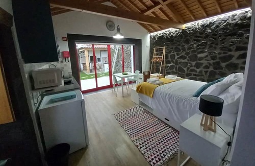 Angra do Heroismo Wohnung | Studio Apartment 'Casa Do Poço - Casinha' with Mountain View, Shared Terrace and Wi-Fi