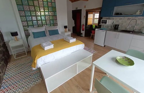 Angra do Heroismo Wohnung | Studio Apartment 'Casa Do Poço - Casinha' with Mountain View, Shared Terrace and Wi-Fi