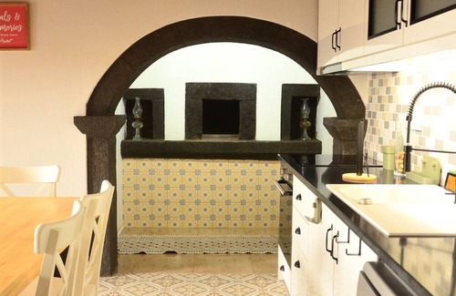 Angra do Heroismo Haus | Holiday Home 'Casa Do Poço - Casa Grande' with Shared Terrace and Wi-Fi