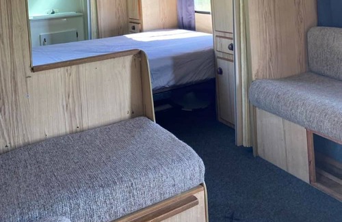 Raworth Haus | Cosy van in private setting with stunning views of the Hunter River.