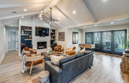 College Station Haus | 3 Mi to Kyle Field-1.5 Acre-Fire Pit/Patio-3500 sf
