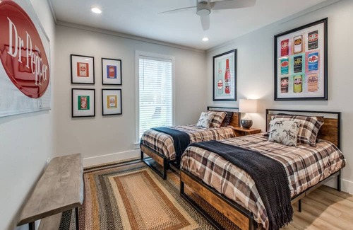 College Station Haus | 3 Mi to Kyle Field-1.5 Acre-Fire Pit/Patio-3500 sf