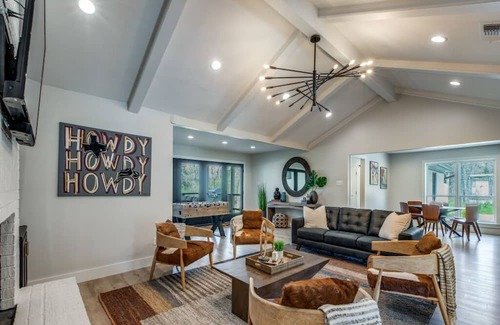 College Station Haus | 3 Mi to Kyle Field-1.5 Acre-Fire Pit/Patio-3500 sf