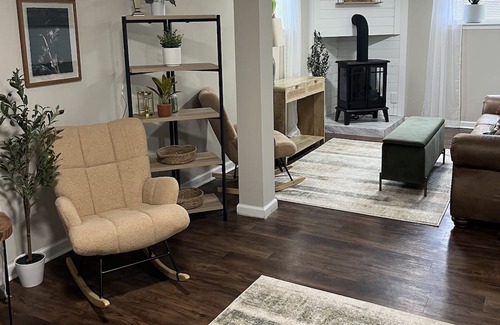 Christiansburg Wohnung | Studio oasis ready for you! …No Cleaning Fee….Near I-81, VT & Radford