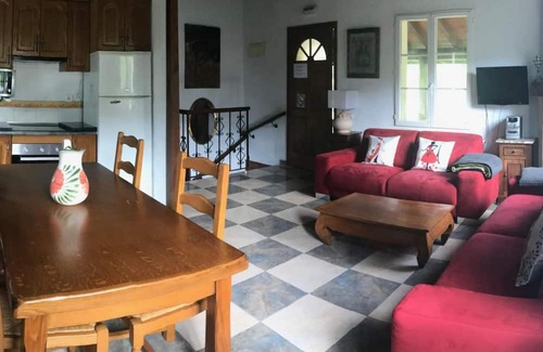 Navarra Pyrenees Wohnung | Apartment 'Etxezurialde I' with Mountain View, Private Terrace and Wi-Fi