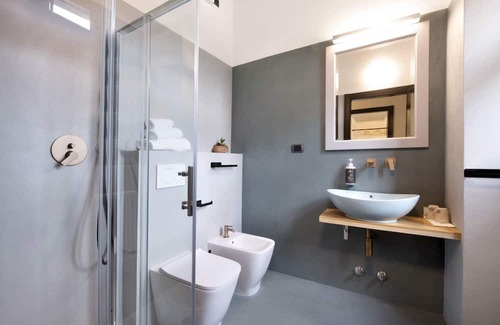 Calolziocorte Wohnung | Apartment "Hotel Locanda Leonardo Bellagio" with Mountain View, Shared Terrace & Wi-Fi