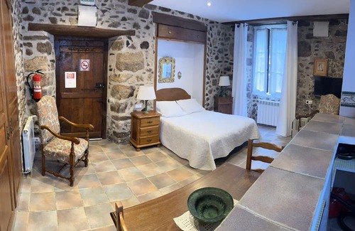 Navarra Pyrenees Wohnung | Studio Apartment 'Etxezuria' with Mountain View, Private Garden and Wi-Fi