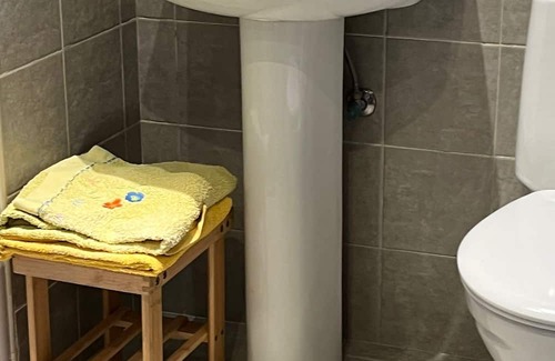 Navarra Pyrenees Wohnung | Studio Apartment 'Etxezuria' with Mountain View, Private Garden and Wi-Fi