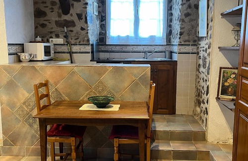Navarra Pyrenees Wohnung | Studio Apartment 'Etxezuria' with Mountain View, Private Garden and Wi-Fi