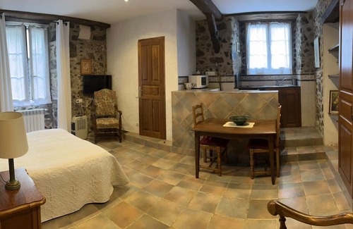 Navarra Pyrenees Wohnung | Studio Apartment 'Etxezuria' with Mountain View, Private Garden and Wi-Fi
