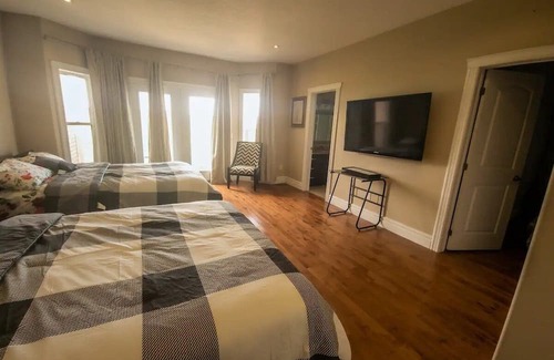 Carrying Place Haus | Luxury Lakeview Villa: Gateway to Winery Paradise