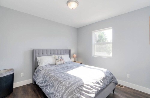 Evergreen Haus | Cowboy Castle | MT Sky Haus - 8 mins from airport