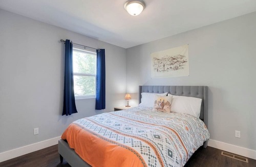 Evergreen Haus | Cowboy Castle | MT Sky Haus - 8 mins from airport