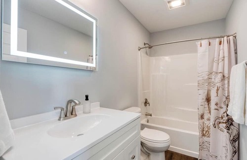 Evergreen Haus | Cowboy Castle | MT Sky Haus - 8 mins from airport