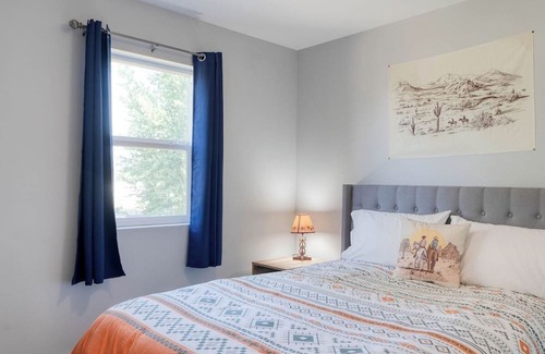 Evergreen Haus | Cowboy Castle | MT Sky Haus - 8 mins from airport