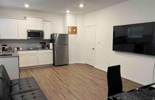 Leander Wohnung | Modern, 1 BR private suite with kitchen