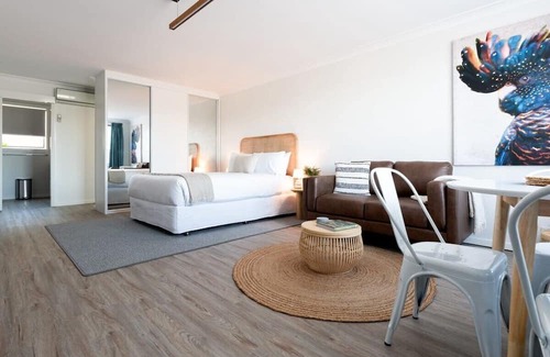 Riverside Wohnung | Cute and Cosy Studio with Parking & WiFi