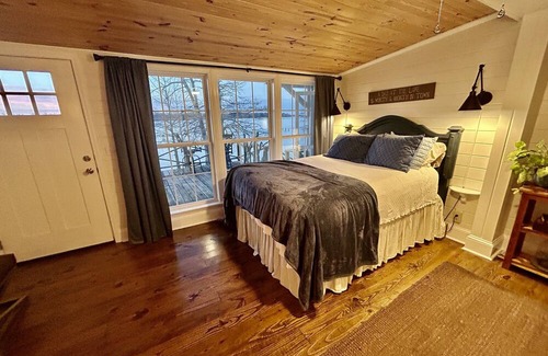 Dundee Haus | The Bella Luna on Moon Lake near Clarksdale, MS