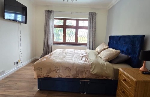 Havering Haus | Avala, 5/6 Bed House in Romford